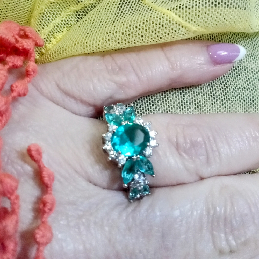 💕 PRICE DROP 💕Silver Green Gemstone Halo Ring